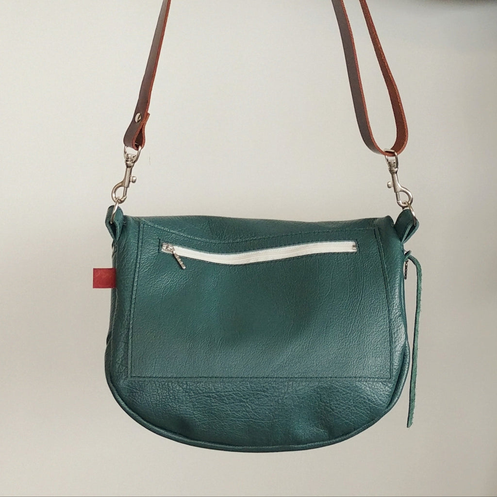 poche au dos du sac à bandoulière avec poche zippée