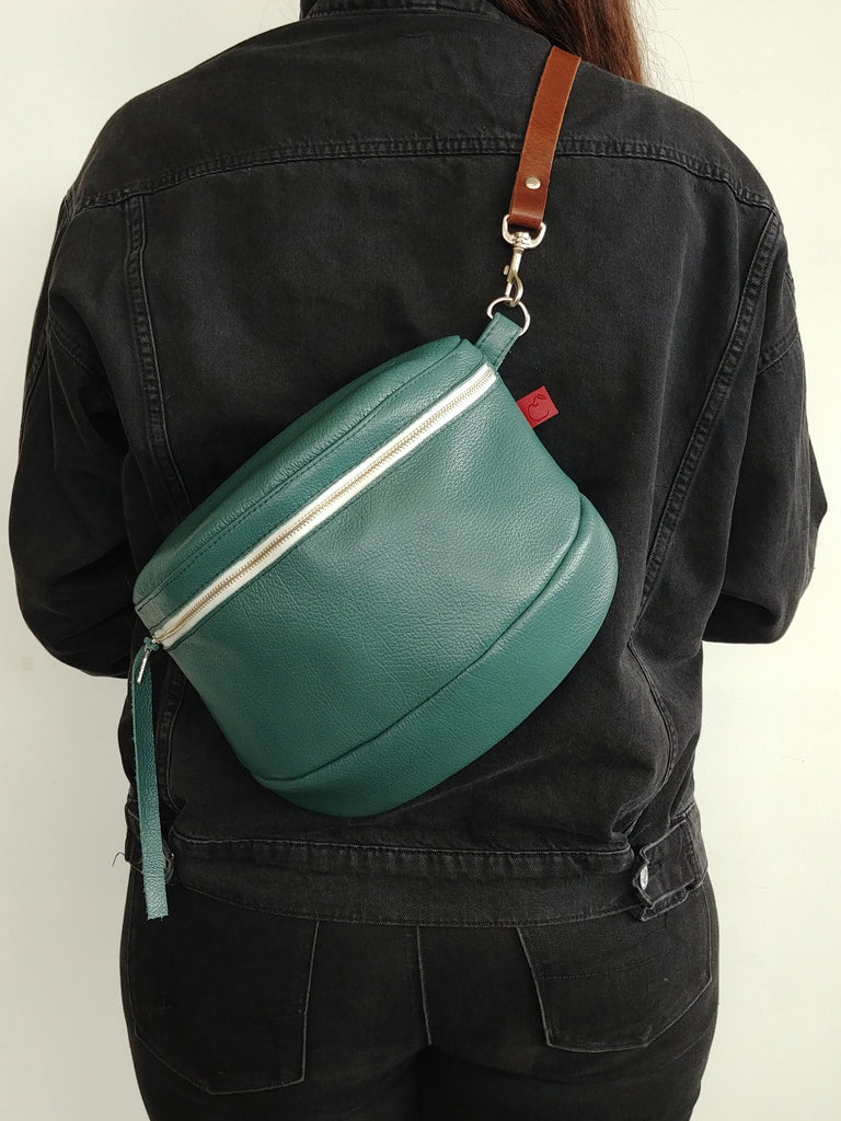 sacoche en cuir vert avec zip fait au Québec