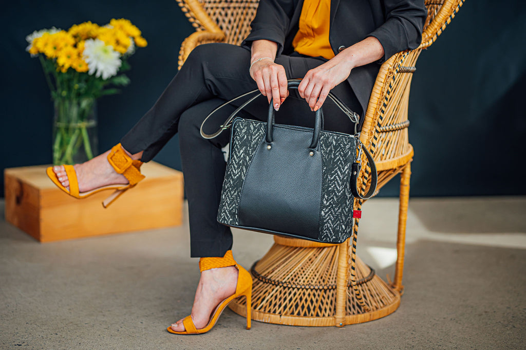 sac à main à bandoulière en cuir et chevrons. slow fashion fait à Montréal