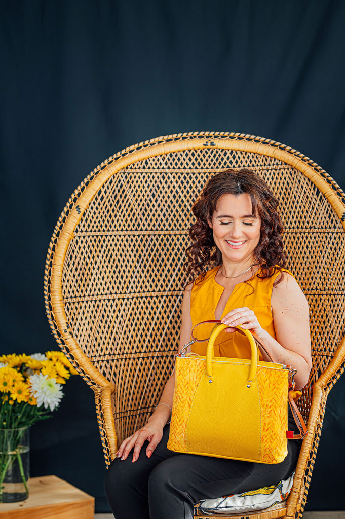 sac à main en cuir jaune et chevrons à bandoulière. accessoire slow fashion