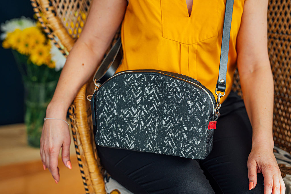 sac à main en cuir et textile noir. sac à bandoulière zippé. fait à Montréal