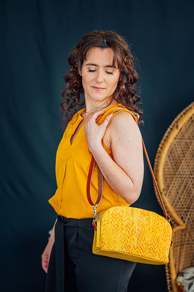 sac à bandoulière en cuir jaune. sac à main pochette fait à la main au québec