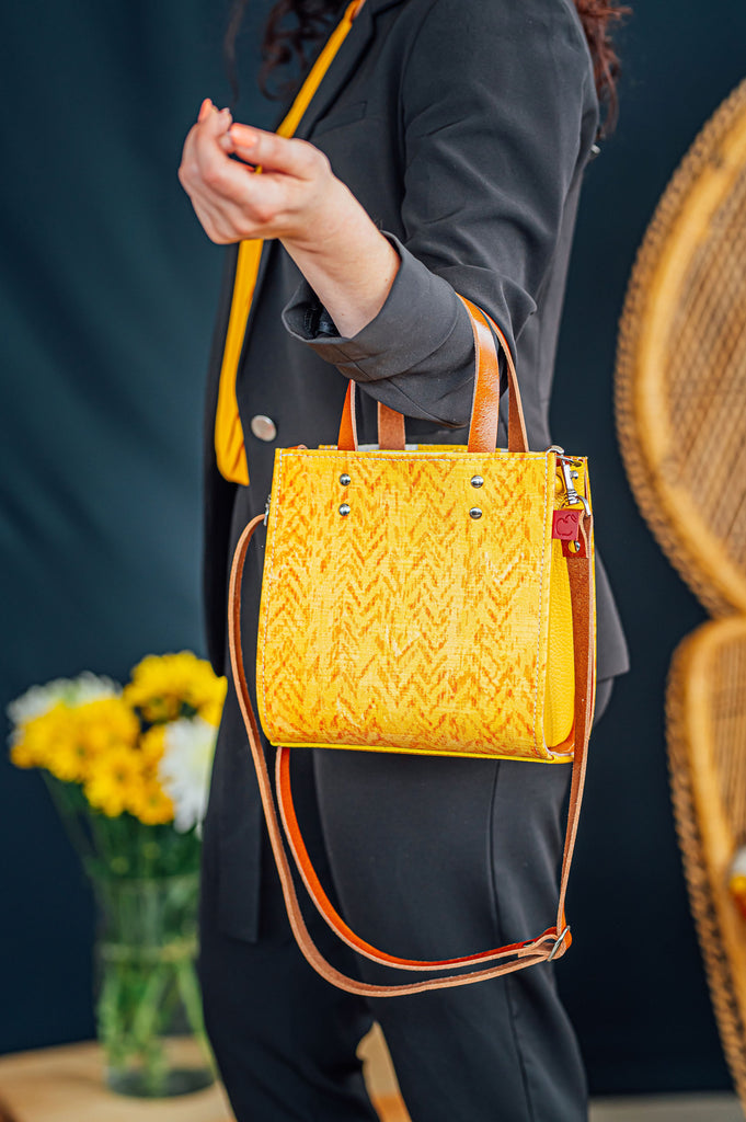 sac au look classique et soigné en cuir jaune fait à la main localement au Québec