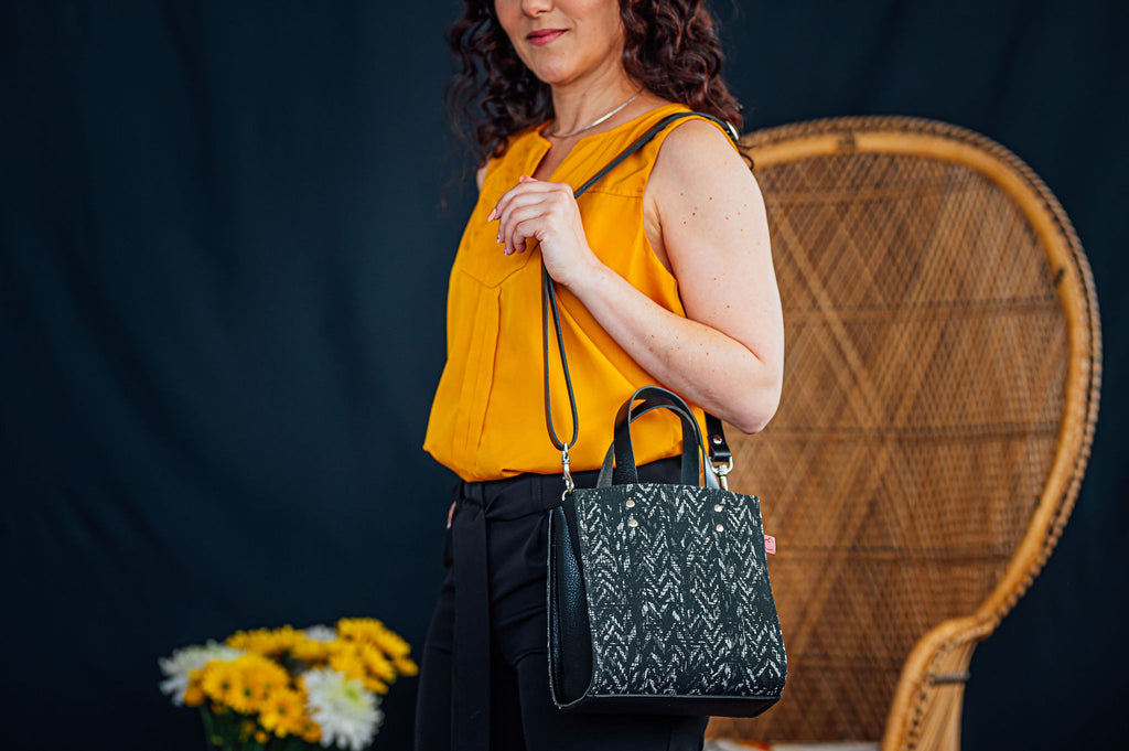 sac à main rigide carré porté à l'épaule. sac noir en cuir et tissu chevrons. fait au Canada