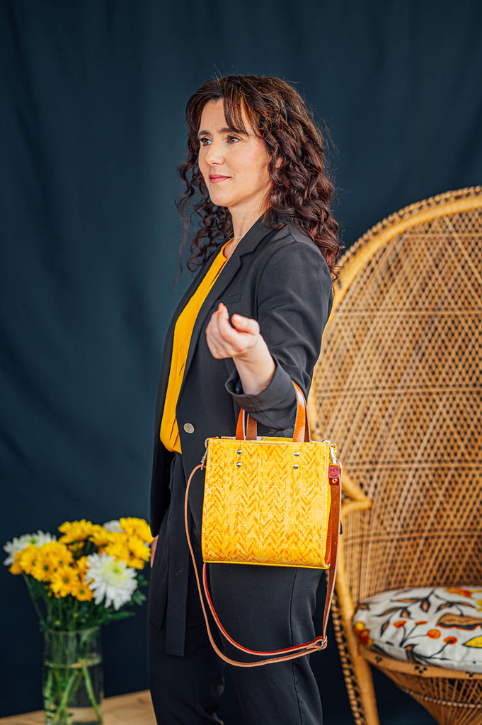 Sac à main avec poignée et bandoulière carré en cuir jaune et chevrons. fait au Québec