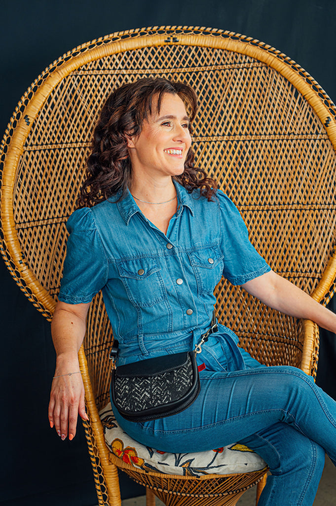 pochette de taille arrondie avec rabat en cuir noir. sac à bandoulière fait à la main localement au Canada