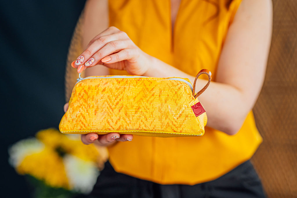pochette en cuir jaune et tissu chevrons. slow fashion