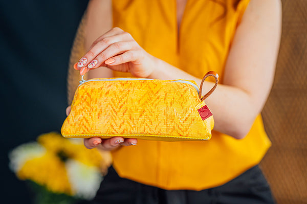 pochette en cuir jaune et tissu chevrons. slow fashion