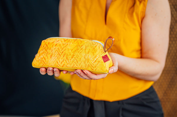 pochette à maquillage en cuir et tissu zippée. fait au Québec