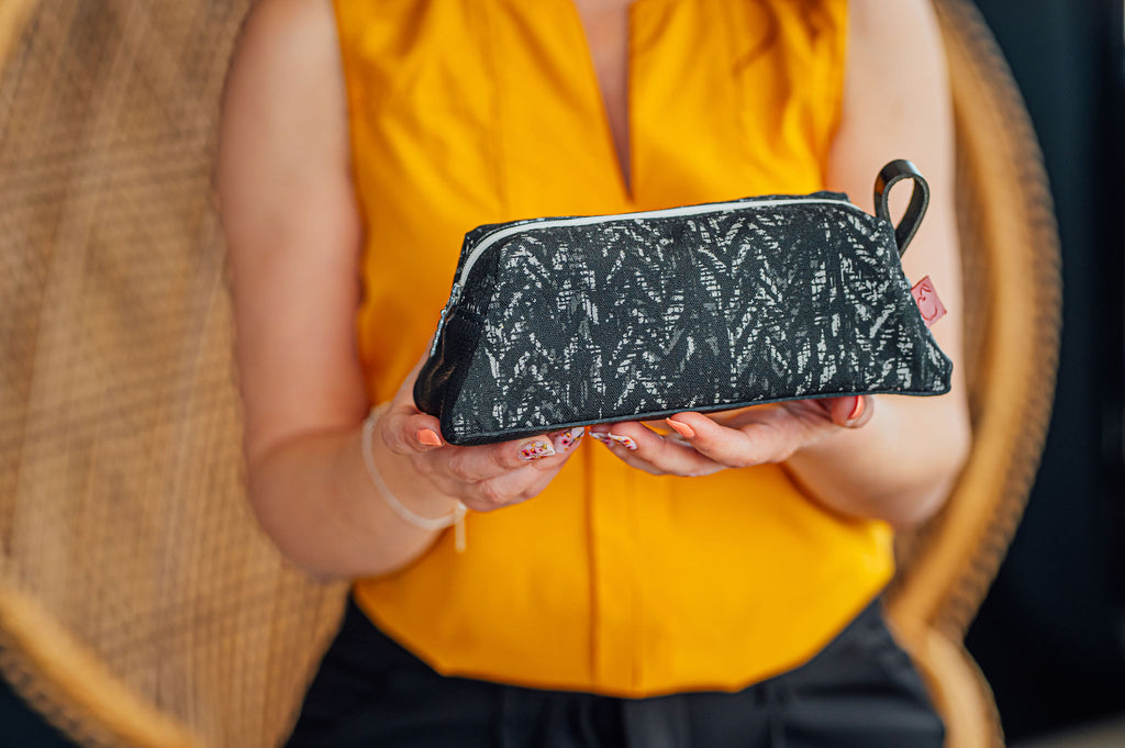 petite pochette zippée en cuir noir et tissu chevrons. fait à la main à MOntréal