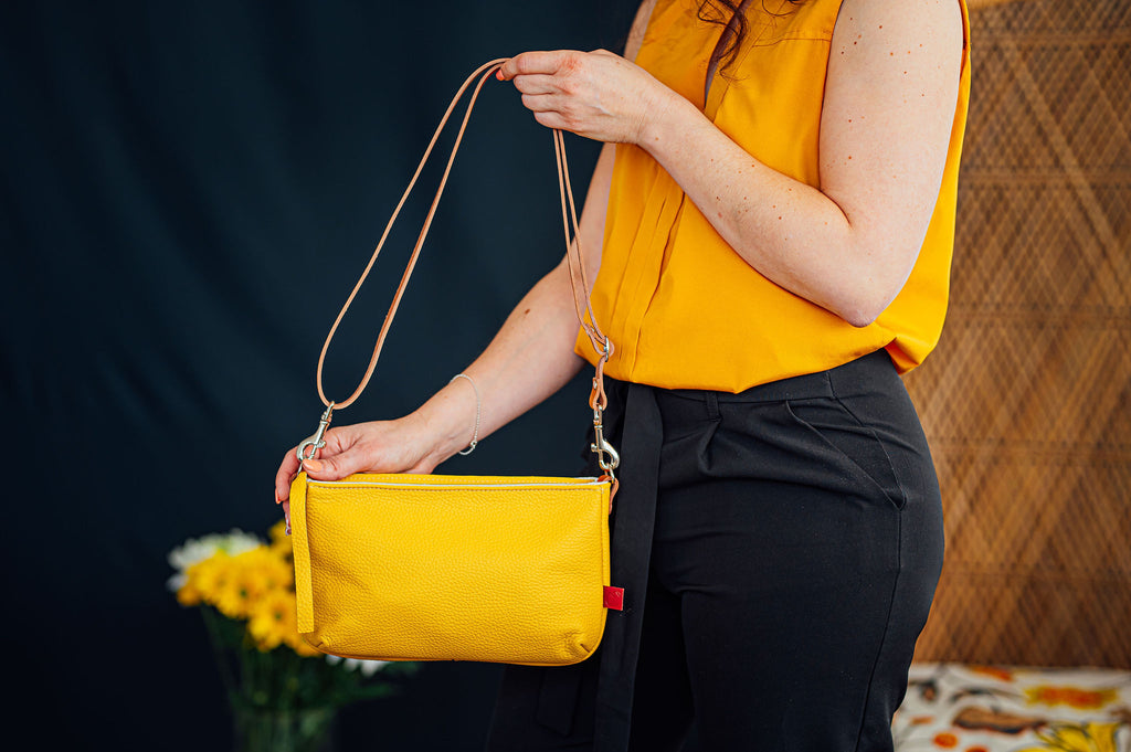petite sacoche en cuir jaune à zip. sac à bandoulière sac de taille fait au Canada