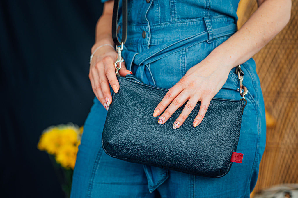 Petit sac à main en cuir bleu marin à porter en bandoulière. zip au haut fait à la main au Canada