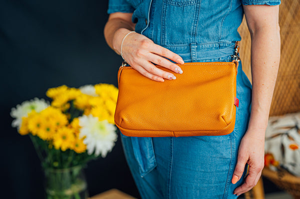 sac de taille en cuir tan zippé. bandoulière transformable. fait à la main à Montréal