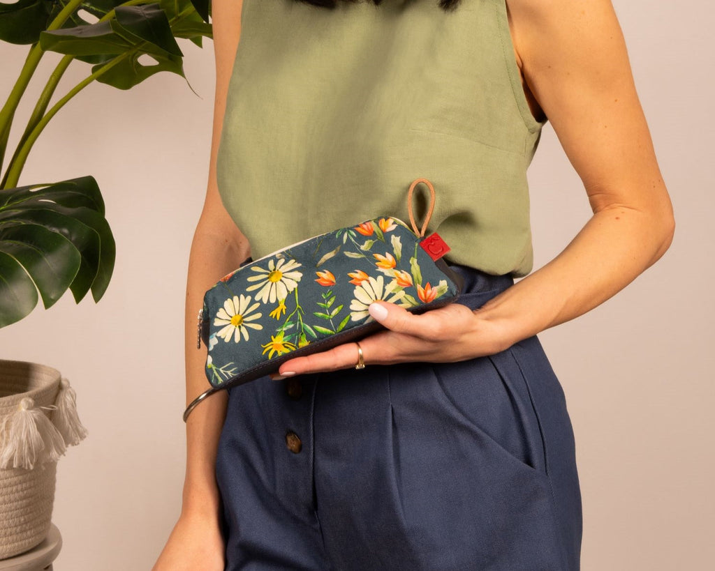 étui à crayons féminin fleurs marguerites et cuir bleu marin. Fait au Canada.