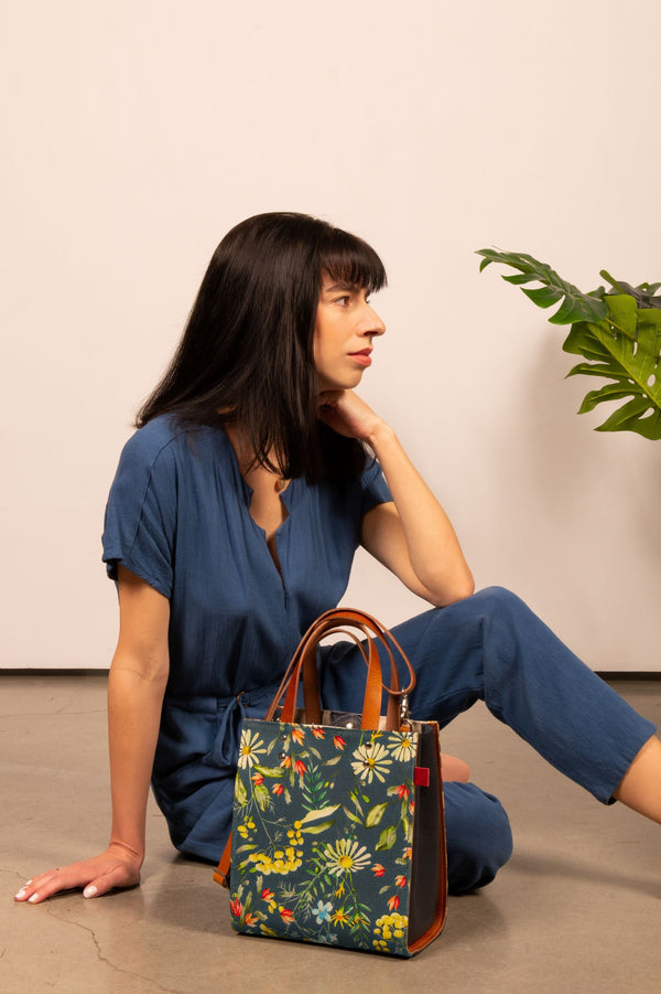 Sac à main bleu marin en cuir imprimé fleurs sauvages marguerites. Slow fashion fait au Québec.