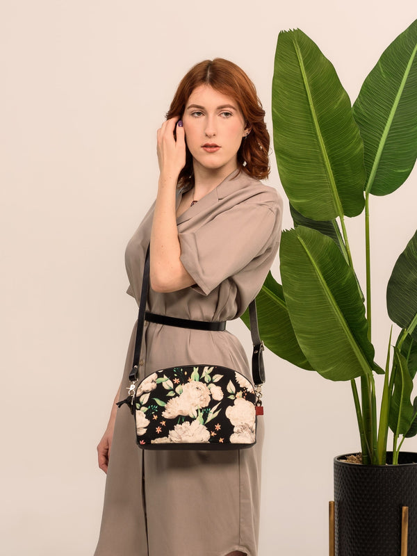 Sac bandoulière à zip en cuir noir et tissu fleurs pivoines. Fait à Montréal