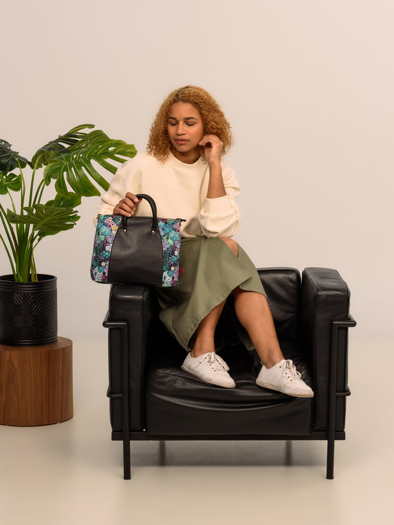 Sac à main en cuir noir et textile succulentes violettes fait à Montréal