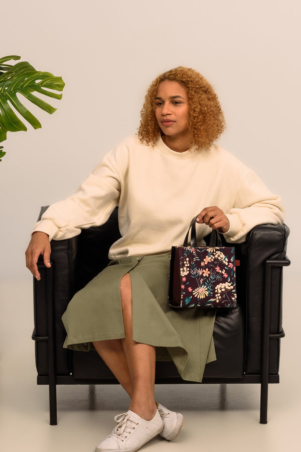 Petit sac à main en cuir bourgogne et textile imprimé fleurs sauvages blanches fait au Québec