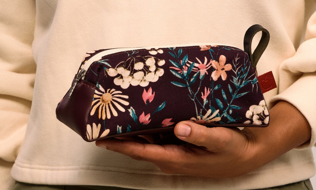 Pochette à crayons en cuir bourgogne et textile fleurs sauvages marguerites