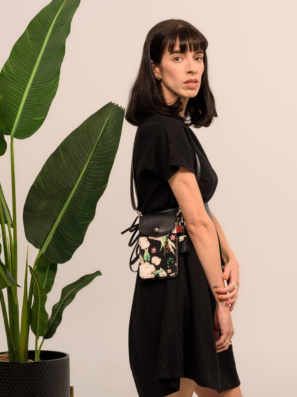Sac à téléphone cellulaire noir en cuir et fleurs pivoines