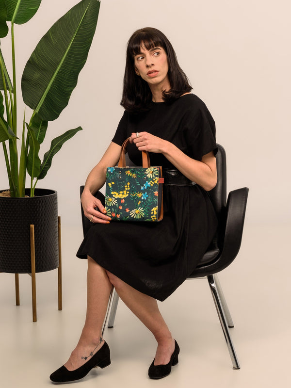Sac à main slow fashion avec bandoulière en cuir marine tissu fleurs sauvages marguerites. Fait à la main à Montréal.