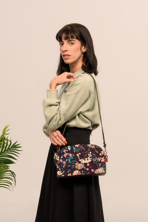 Sac à bandoulière zippée en cuir bourgogne et textile fleurs marguerites fait à Montréal