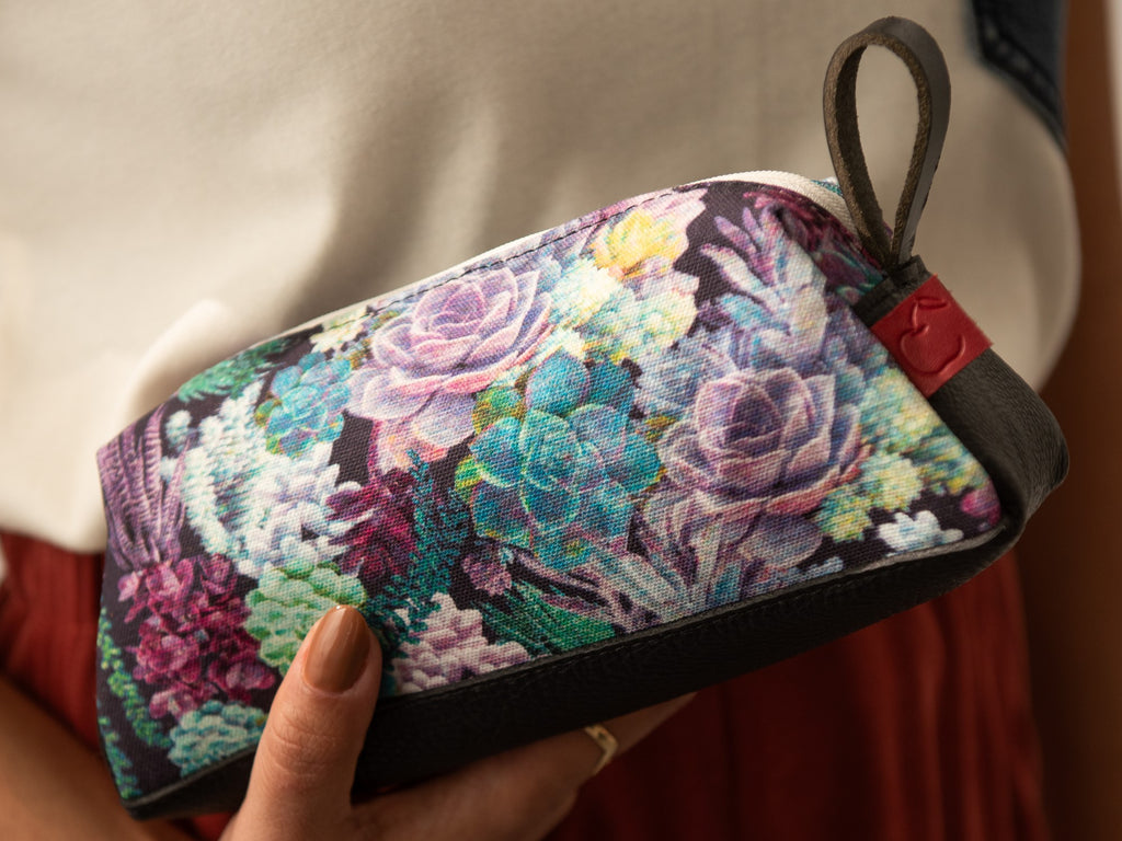 Petite pochette de voyage fleurie de succulentes. Violette et cuir noir.