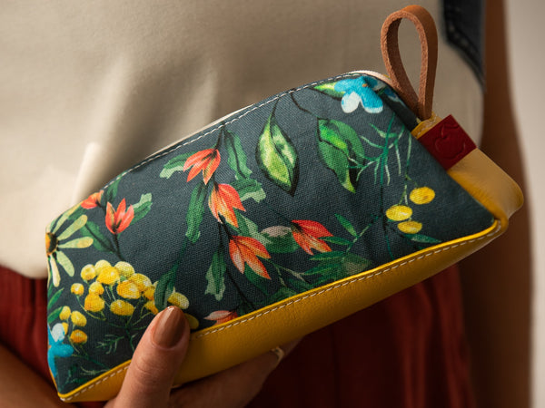 Pochette à maquillage en cuir jaune et tissu fleurs marguerites avec un zip. Fabriqué à la main au Québec.