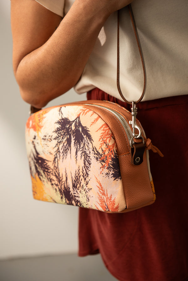 Sac à bandoulière en cuir pêche et imprimé orange et violet. Fait localement au Canada,