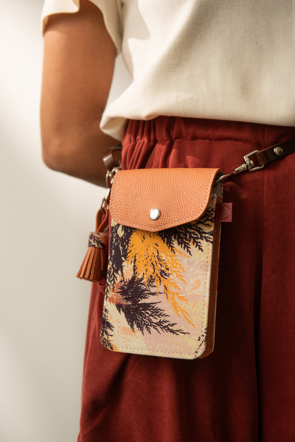 Micro sac à cellulaire, mini sac en cuir peach fuzz. Toile imprimée cèdre. Pochette bandoulière fait à Montréal.