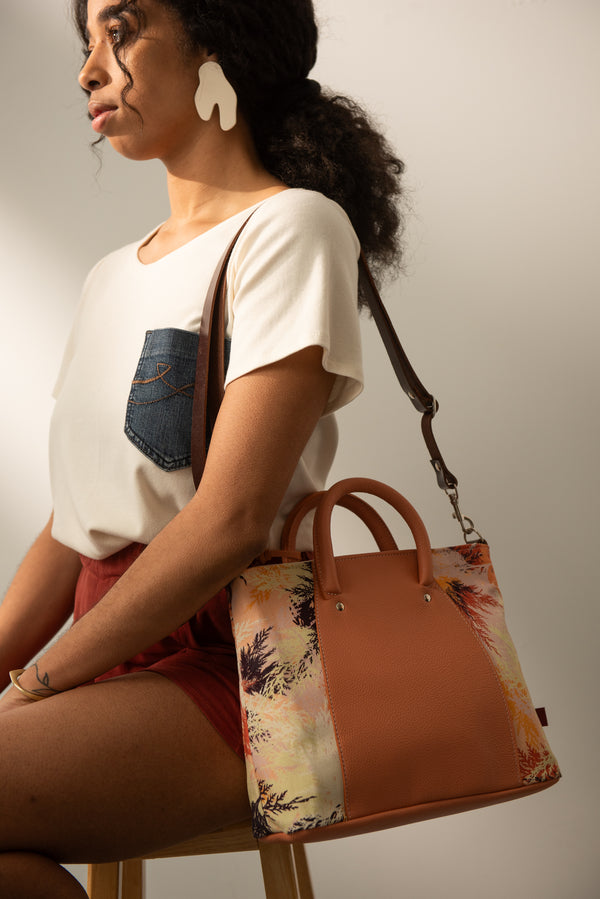 Élégant sac à main sac à bandoulière en cuir pêche et imprimé branches de cèdre. Fait au Canada.