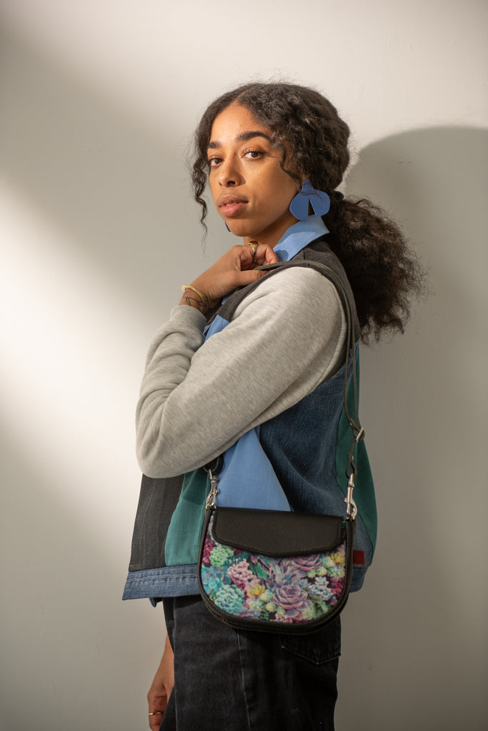 Sac à bandoulière fanny pack rond en cuir noir et tissu cactus succulentes. Fait à la main à Montréal