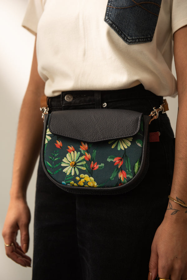 Sac à bandoulière pochette de taille bleu marin en cuir. Tissu fleurs sauvages marguerites. Fait à la main au Canada