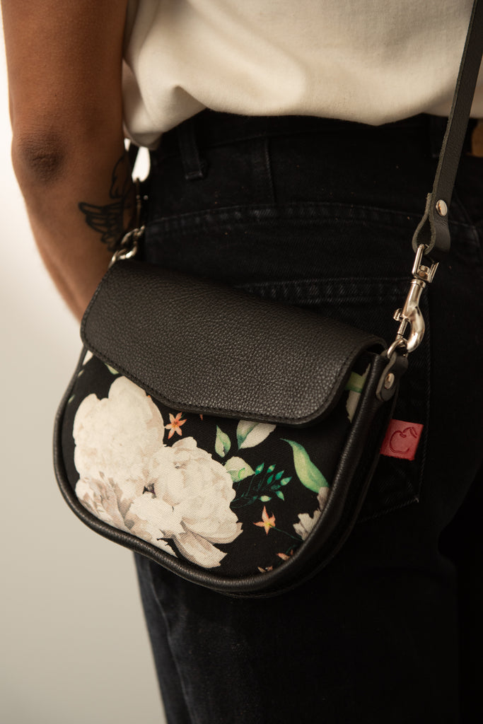 Pochette fanny pack sac à bandoulière noire en cuir et tissu pivoines blanches au look classique. Fait localement au Québec