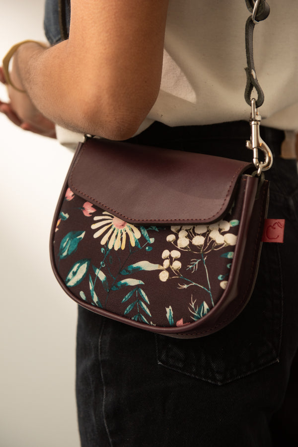 Sac à bandoulière pochette de taille bourgogne en cuir et tissu fleurs sauvages marguerites. Fait à la main au québec