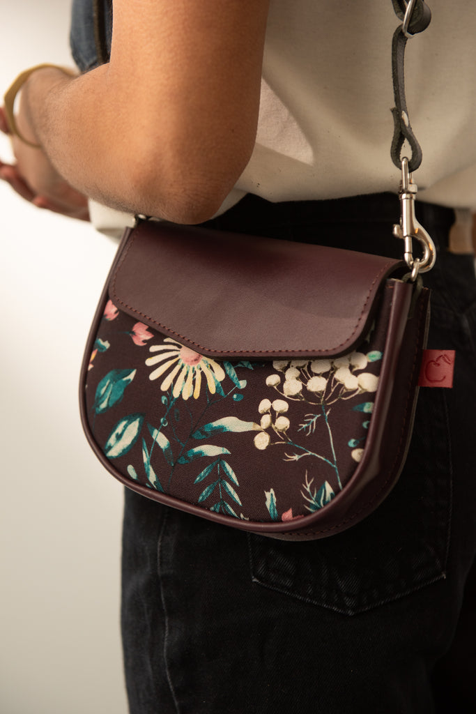 Sac à bandoulière pochette de taille bourgogne en cuir et tissu fleurs sauvages marguerites. Fait à la main au québec
