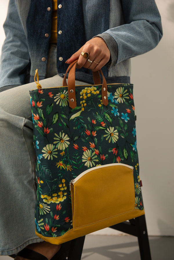 Grand sac à dos sac laptop en cuir jaune et textile fleurs sauvages marguerites.  Fait au Québec.