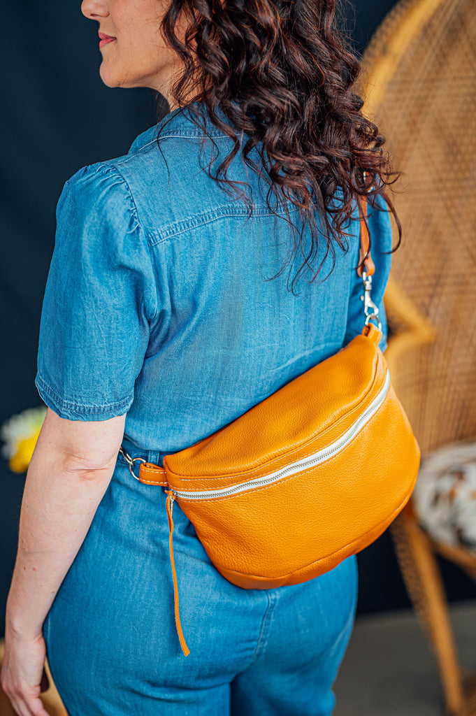 Sac en cuir tan fanny pack zippé porté en bandoulière. mode slow fashion.