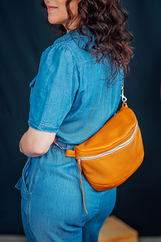 sac à bandoulière en cuir tan. forme arrondie. Fait au Canada