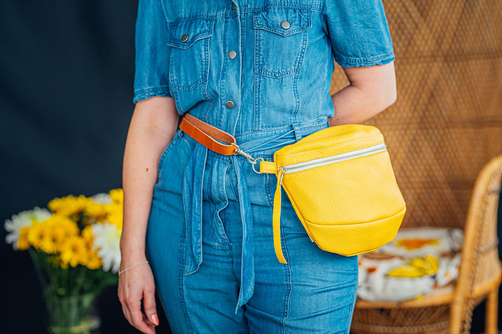 Sac de cuir porté à la taille. Fanny pack. Bandoulière transformable. Fait au Québec.