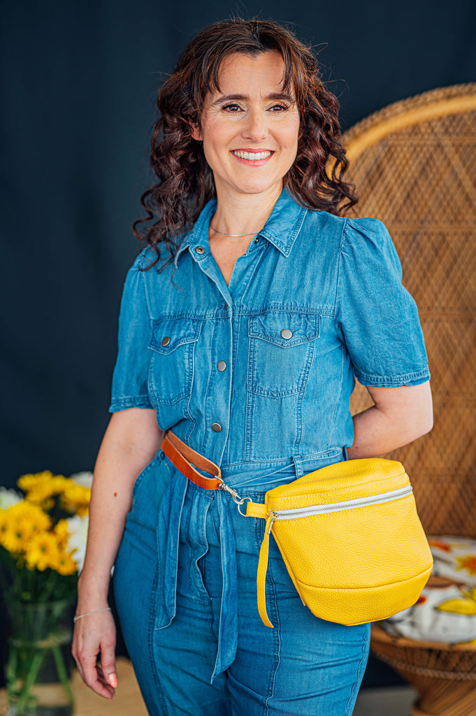 fanny pack en cuir jaune fermeture à zip portée à la taille. Fait au Canada.