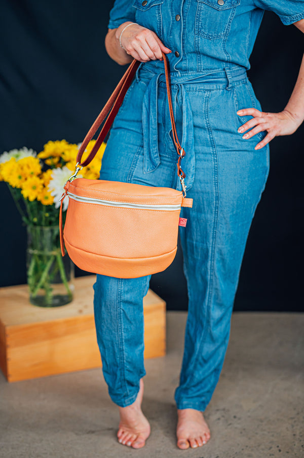 Sac à bandoulière en cuir pêche. sac zippé Slow fashion fait à Montreal