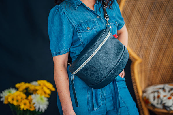 Sac de taille en cuir marine porté en bandoulière. fermeture à zip. Fait à la main au Québec