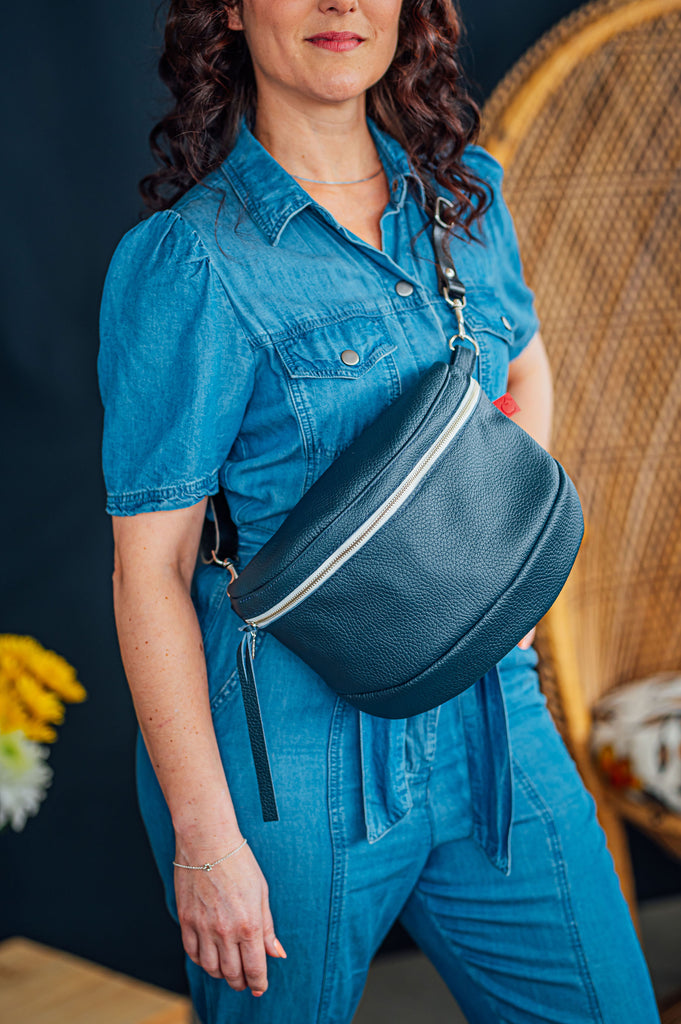 Sac à bandoulière en cuir bleu marin. Sac zippé. fait à Montreal