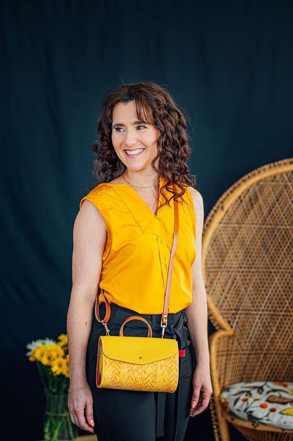 Sac à main mignon en cuir jaune et imprimé chevrons fait au Québec.
