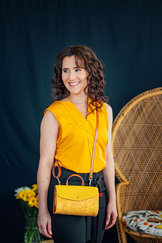 Sac à main mignon en cuir jaune et imprimé chevrons fait au Québec.