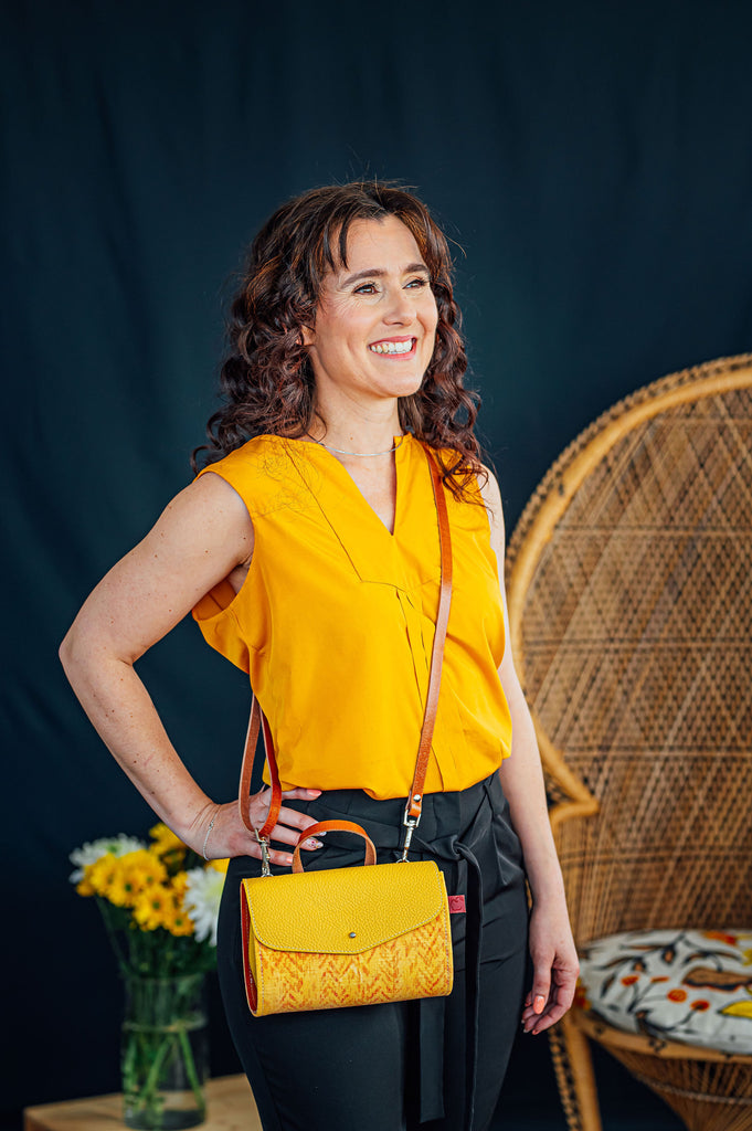 Sac en bandoulière en cuir jaune à poignée. Fait à la main. Slow fashion