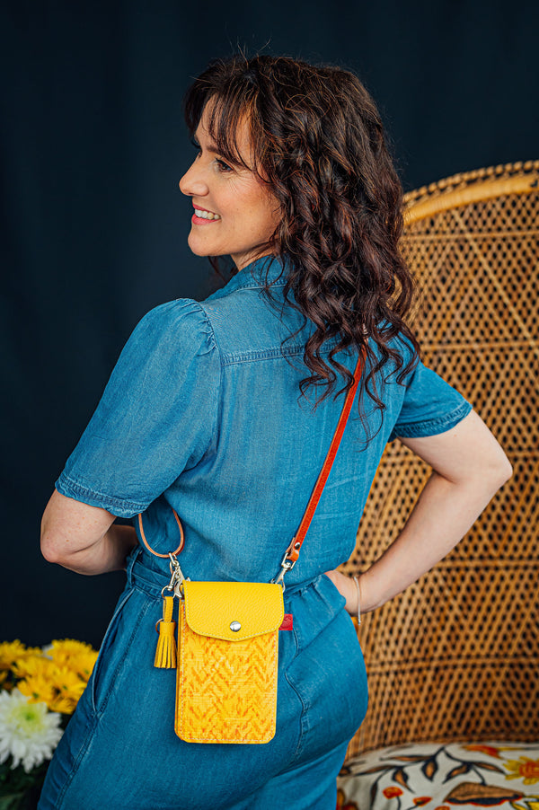 mini sac à bandoulière pour téléphone cellulaire en cuir jaune et imprimé chevrons. Fabriqué localement à MOntréal