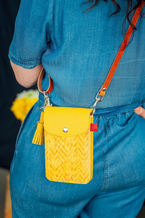 micro sac en cuir jaune. maroquinerie fait à la main au Canada
