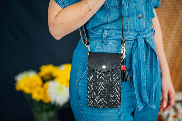 Mignon micro sac en cuir noir et chevrons. Pompon de cuir. sac de taille